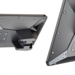 Auf der Rückseite wurde der VESA-Anschluss mit den Steckerbuchsen kombiniert. Die Anschlusskabel werden in diesem »Dom« gebündelt und entlang der A-Säule des Schleppers abgeführt, so dass der Kabelstrang weitgehend unsichtbar ist und die Bedienung nicht beeinträchtigt. Insgesamt werden durch das innovative Design sehr klare Linien und Strukturen in der Fahrerkabine geschaffen, die wesentlich zu einer angenehmen Arbeitsatmosphäre beitragen.