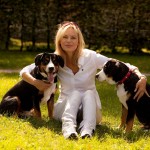 Nina Ruge mit zwei Hunden