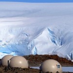 Je 2 Gäste bewohnen einer der futuristischen Kapseln.