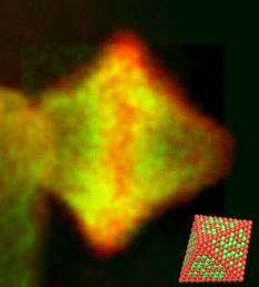 Elektronenmikroskopische Aufnahme und atomistisches Modell (unten rechts) eines hochaktiven sauerstoffaktivierenden Platin-Nickel-Katalysatorteilchens*