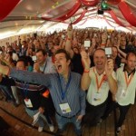 Hunderte oder Tausende Menschen können gemeinsam mittels optischer Signale, speziell für Großgruppen entwickelte Videospiele steuern.