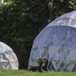 mobile Kuppelbauten, die als Raum für verschiedene Lichtinstallationen mit Schwarzlicht und Neonfarben dienten