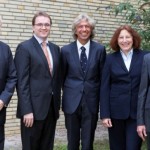 Präsident des Robert-Koch-Instituts (RKI) Prof. Dr. Reinhard Burger, die Direktorin der Bundeszentrale für gesundheitliche Aufklärung (BZgA) Prof. Dr. Elisabeth Pott, der Infektionsepidemiologe Prof. Dr. Hermann Feldmeier und Prof. Dr. Uwe Frank, Mikrobiologe und Leiter der Sektion Krankenhaus- und Umwelthygiene am Universitätsklinikum Heidelberg.