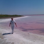 Rosafarbenes Meer-Badesalz SIVASH entsteht durch die natürliche Verdunstung der an Beta-Carotin reichen, rosa Sole und ist milder als einige Totes Meer Salze. Das Beta-Carotin wird von Mikroalgen Dunaliella Salina produziert.