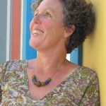 Doris Iding, Ethnologin und Yogalehrerin arbeitet als Redakteurin für „Yoga aktuell“ und als Buchautorin im Bereich Spiritualität und Psychologie, leitet Seminare zum Thema »Kreatives Schreiben« und »Achtsamkeit« und unterrichtet als Dozentin bei Yogalehrerausbildungen das Fach Yogaphilosophie.
