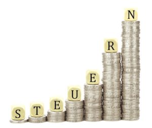 Geldmünzen in Stapeln aufsteigender Größe