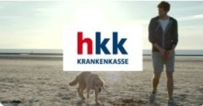 Logo der hkk vor einem Strandbild Mann mit Hund