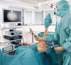 Arzt im OP während einer Gelenk-OP