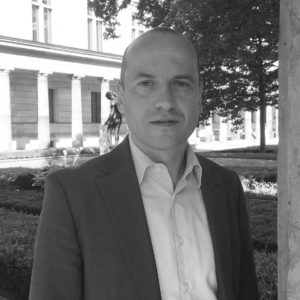 Anwalt Alexander Bredereck unter einem Baum