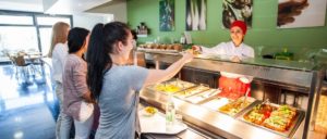 Essensausgabe in der Kantine