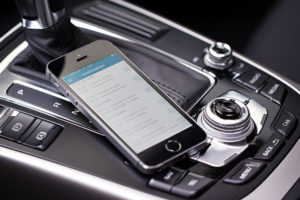 Handy auf der Mittelkonsole eines Autos