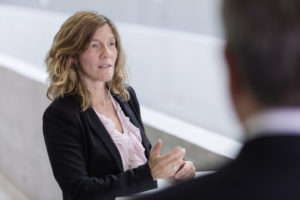 der Aufbau eines Netzwerks ist oberste Priorität Dame hält einen Vortrag