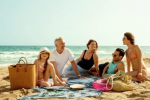 die ganze Familie auf einer Decke am Strand