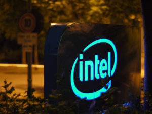 Werbeschild mit Logo "Intel"