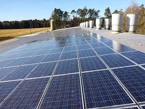 Blick auf spiegelnde Photovoltaikanlage