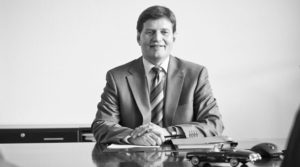 Michael Eckert sitzt an seinem Schreibtisch