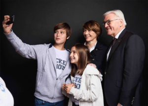 Der Bundespräsident macht ein Selfie mit den Jugendlichen