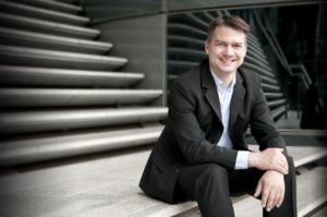 Der Experte sitzt auf einem Podest vor Stufen