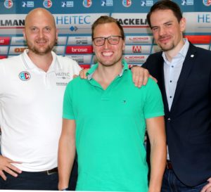 Vorstand und Spieler posieren zu dritt