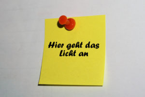 gelber Zettel mit Aufschrift "hier geht das Licht an" Bildquelle: @ webandi / pixabay 