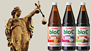 Drei Flaschen BioC neben Justitia