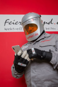 Mann im Seniorenanzug mit Helm