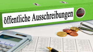 Aktenordner "öffentliche Ausschreibungen" und Taschenrechner 