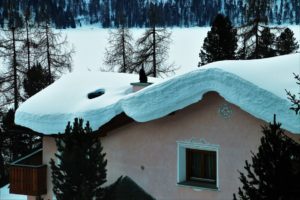 Schneemassen auf einem alteren Dach