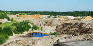 karge Felsen und angrenzende Bewaldung