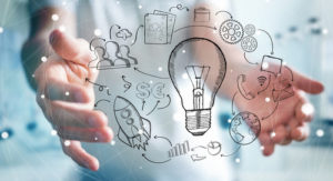 zwei Hände umfassen eine gezeichnete Ideenwolke