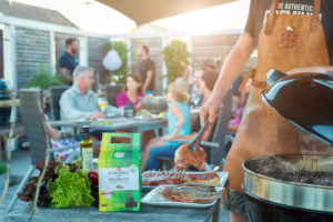 Grillgesellschaft im Garten