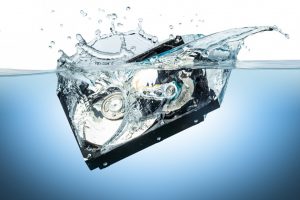 elektronische Gerät fällt ins Wasser