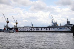 Riesiges Werbebanner mit der Aufschrift "Gold in Sicht"