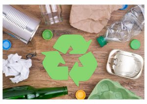 due grünen Pfeile für Recycling inmitten von Dosen, Flaschen usw.