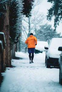 ein Läufer im Schnee