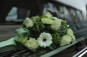 ein Blumenstrauß auf einem Leichenwagen