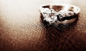 Ring mit einem Diamanten in Nahaufnahme