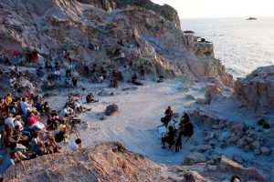 Musiker in einer kleinen Bucht am Meer