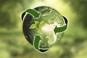 grüner Erdball mit Recyclingpfeilen