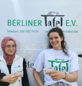 zwei Mitarbeiterinnen der Berliner Tafel
