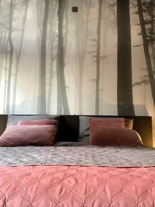 Bett mit Wald-Fototapete