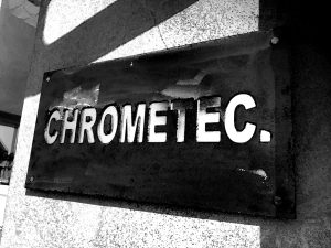 schwarzers Schild mit weißer Aufschrift "CHROMETEC"