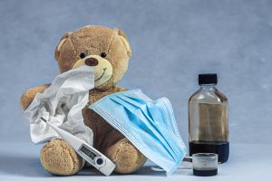 Teddy mit Termometer, Maske und Fiebersaft