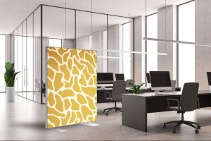 eine Trennwand in einem Großraumbüro mit Giraffenmuuster