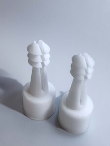 zwei weiße TPU-Bauteile