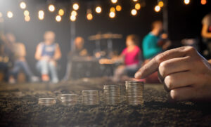 Hand vor Münzstapeln