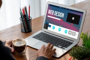 Laptop Kaffee und zwei Hände