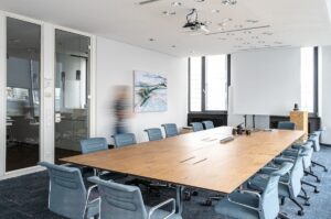 Konferenzraum mit Bild