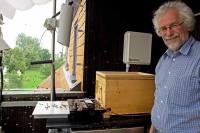 Prof. Tautz am Bienenstock HOBOS