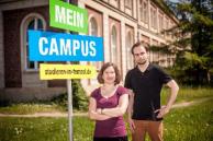     Campus Spezialisten der Universität Potsdam präsentieren das neue Logo der Kampagne „Mein Campus von Studieren in Fernost“.      © Ministerium für Wissenschaft und Wirtschaft des Landes Sachsen-Anhalt